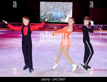 Potsdam, Allemagne. 30Th Nov, 2019. Les jeunes patineurs Leon Pelc (10y), Olivia Rojkov (13y) et Nikita Seidel (13y ., l-r) se tenir sur la glace. Aujourd'hui la patinoire dans le charmant Filmpark Babelsberg a été ouverte. Credit : Annette Riedl/dpa/Alamy Live News Banque D'Images