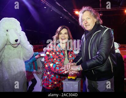 Potsdam, Allemagne. 30Th Nov, 2019. Un ours polaire mascotte, Katharina Witt, ancien patineur artistique et Friedhelm Schatz, Directeur général charmant Filmpark Babelsberg (l-r) Appuyer sur le buzzer et attendent en vain la pluie en face de la nouvelle patinoire dans le charmant Filmpark. Cela n'a pas eu lieu, mais n'a pas briser l'ambiance à l'ouverture de la patinoire. Credit : Annette Riedl/dpa/Alamy Live News Banque D'Images