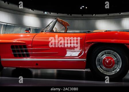 Éclairage impressionnant et la roue arrière. Red Vintage voiture poli intérieur permanent. Photo de la côte Banque D'Images