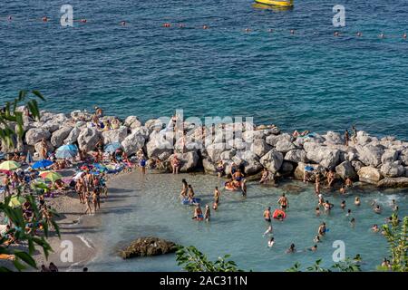 Capri, ITALIE - 13 août 2019 : les touristes profiter de plage de temps à proximité du port de Marina Grande Banque D'Images