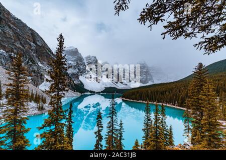 Randonnée jusqu'à un lac dans le parc national Banff, Alberta, Canada Banque D'Images