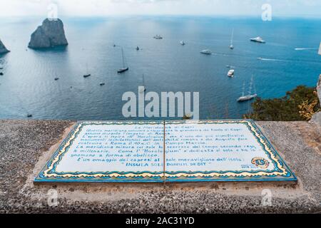 Capri, Italie - 13 août 2019 : signe de cadran solaire en céramique de Capri, l'établissement La Meridiana di Capri avec cret et la mer Tyrrhénienne et les faraglioni Banque D'Images