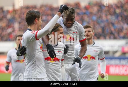 30 novembre 2019, en Rhénanie du Nord-Westphalie, Paderborn : Soccer : Bundesliga, SC Paderborn 07 - RB Leipzig, 13e journée à l'Aréna de Benteler. Buteur Marcel Sabitzer (2e de gauche) de Leipzig rend hommage à son 0:2 but avec Mukiele Nordi (2e à partir de la droite), Patrik Schick (à gauche) et Timo Werner (à droite). Photo : Friso Gentsch/DPA - NOTE IMPORTANTE : en conformité avec les exigences de la DFL Deutsche Fußball Liga ou la DFB Deutscher Fußball-Bund, il est interdit d'utiliser ou avoir utilisé des photographies prises dans le stade et/ou la correspondance dans la séquence sous forme d'images et/ou vidéo-comme la photo sequenc Banque D'Images