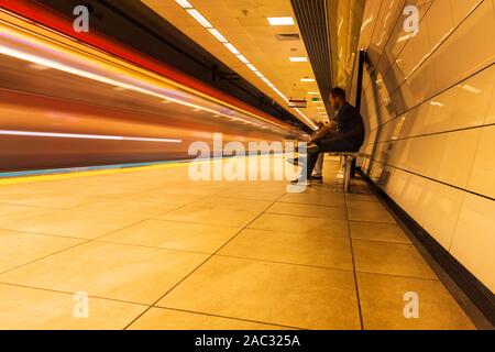 24 août 2019, Istanbul, Turquie ; une longue exposition du train arrivant à une station de métro dans un tunnel. Banque D'Images