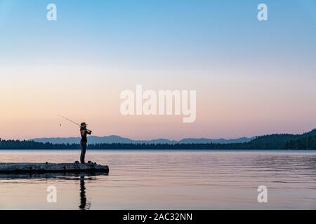 Une femme de la pêche pendant le coucher du soleil à Lake Tahoe, Nevada Banque D'Images