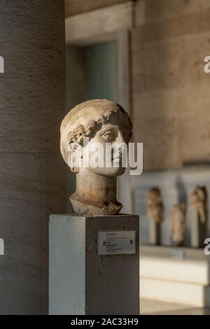 Athènes, Grèce - 17 août 2019 : corps de l'homme sans tête de marbre dans golden sunset light dans Agora antique d'Athènes Banque D'Images