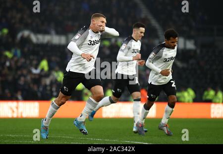 Derby County's Martyn Waghorn (à gauche) célèbre marquant son but premier du côté du jeu au cours de la Sky Bet Championship match à Pride Park, Derby. Banque D'Images