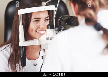 Les yeux sont en parfait état. Contrôle de vision optométriste jeune belle femme Banque D'Images