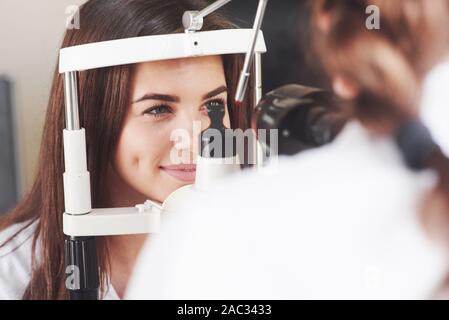 Ne pas déplacer. Contrôle de vision optométriste jeune belle femme Banque D'Images