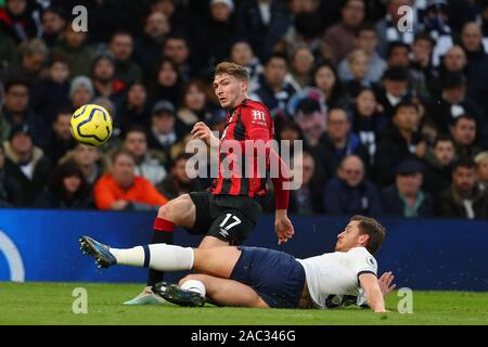 Londres, Royaume-Uni. 30Th Nov 2019. Défenseur de Bournemouth Jack Stacey traverse comme défenseur de Tottenham Jan Vertonghen tente de bloquer au cours de la Barclays Premier League match entre Tottenham Hotspur et Bournemouth au Tottenham Hotspur Stadium, Londres, Angleterre. Le 30 novembre 2019. (Photo par AFS/Espa-Images) Credit : Cal Sport Media/Alamy Live News Banque D'Images