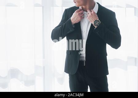 Photo recadrée de l'homme dans l'action debout au fond blanc Banque D'Images