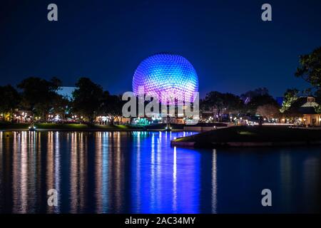 Orlando, Floride . 18 novembre, 2019. Belle vue de sphère lumineuse et colorée à Epcot Banque D'Images