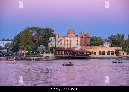 Orlando, Floride . 18 novembre, 2019. Pavillon du Mexique sur fond coucher de soleil à Epcot Banque D'Images