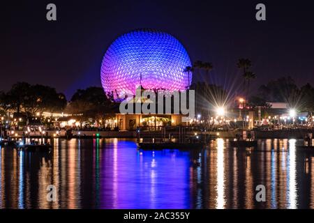 Orlando, Floride . 18 novembre, 2019. Vue panoramique de la sphère lumineuse et colorée à Epcot Banque D'Images