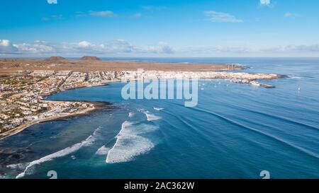 Vue aérienne de vagues se brisant sur la baie de Corralejo, Fuerteventura Banque D'Images