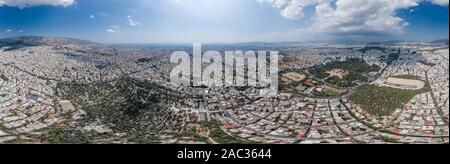 Vue panoramique aérienne drone abattu d'Athènes avec l'Acropole, district Pangari Olympion temple de Zeus, hall Zappeion Banque D'Images