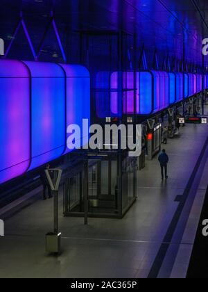 La station de métro lumineux HafenCity Universität, Hambourg, Allemagne, Europe Banque D'Images