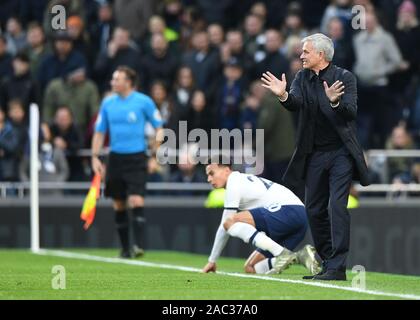 Tottenham Hotspur Stadium, Londres, Royaume-Uni. 30Th Nov, 2019. English Premier League, Tottenham Hotspur contre Bournemouth AFC ; Jose Mourinho Manager pour Tottenham Hotspur les gestes pour arbitre Lee Mason - strictement usage éditorial uniquement. Pas d'utilisation non autorisée avec l'audio, vidéo, données, listes de luminaire, club ou la Ligue de logos ou services 'live'. En ligne De-match utilisation limitée à 120 images, aucune émulation. Aucune utilisation de pari, de jeux ou d'un club ou la ligue/player Crédit : publications Plus Sport Action/Alamy Live News Banque D'Images