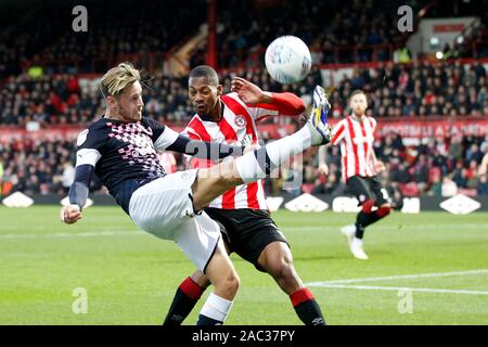 Londres, Royaume-Uni. 30Th Nov, 2019. Harry Cornick de Luton Town hooks le ballon en jeu au cours de l'EFL Sky Bet Championship match entre Brentford et Luton Town at Griffin Park, Londres, Angleterre le 30 novembre 2019. Photo par Carlton Myrie. Usage éditorial uniquement, licence requise pour un usage commercial. Aucune utilisation de pari, de jeux ou d'un seul club/ligue/dvd publications. Credit : UK Sports Photos Ltd/Alamy Live News Banque D'Images