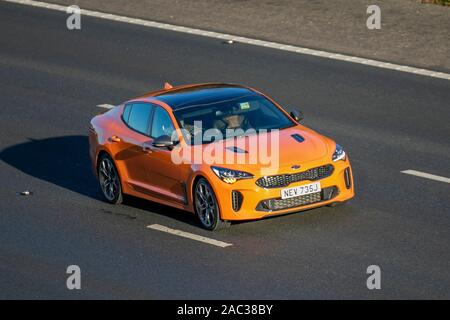 2019 Kia GT orange Stinger S Auto ; UK le trafic de véhicules, transports, véhicules modernes, voitures, véhicules, véhicule, uk les routes, moteurs, motoring sud-nord sur la voie 3 de l'autoroute autoroute M61 Banque D'Images