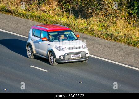 2019 blanc Kia Soul 2 ; circulation automobile au Royaume-Uni, transport, véhicules modernes, voitures de berline, Véhicules, véhicule, routes du royaume-uni, moteurs, conduite en direction du sud sur l'autoroute M61 à 3 voies Banque D'Images