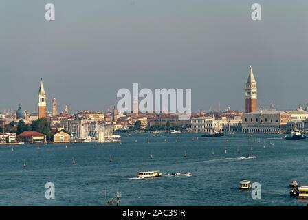 Venise, Italie : Skyline de campanile, Grand Canal, Canal Guidecca et le Palais des Doges (vue depuis un bateau de croisière) Banque D'Images