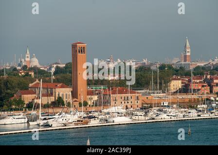 Venise, Italie : vue depuis un bateau de croisière dans la lagune de Venise. Dans l'avant la tour de l'église Sant'Elena Banque D'Images