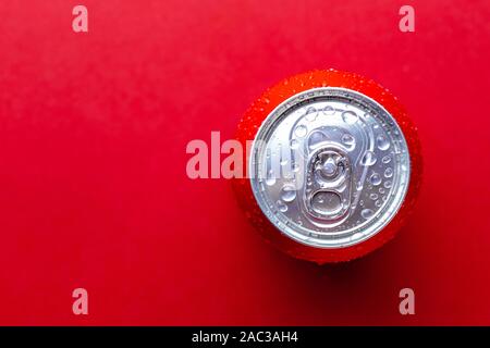 Boissons soda avec condensation gouttes sur fond rouge avec place pour le texte Banque D'Images