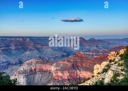 Vue du Grand Canyon South Rim avec ciel bleu pendant le crépuscule Banque D'Images