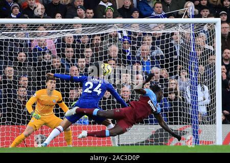 Londres, Royaume-Uni. 30Th Nov, 2019. Michail Antonio de West Ham United (R) a un en-tête sauvé par Kepa Arrizabalaga, le gardien de Chelsea (L). Premier League, Chelsea v West Ham Utd au stade de Stamford Bridge, à Chelsea, Londres, le samedi 30 novembre 2019. Cette image ne peut être utilisé qu'à des fins rédactionnelles. Usage éditorial uniquement, licence requise pour un usage commercial. Aucune utilisation de pari, de jeux ou d'un seul club/ligue/dvd publications. pic par Steffan Bowen/Andrew Orchard la photographie de sport/Alamy live news Crédit : Andrew Orchard la photographie de sport/Alamy Live News Banque D'Images