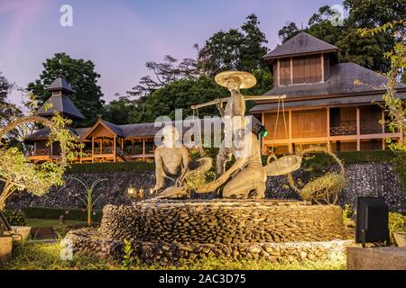 Mining statue devant Rattanarangsan Palace ou Salle du Trône à Ranong, Thaïlande. Banque D'Images
