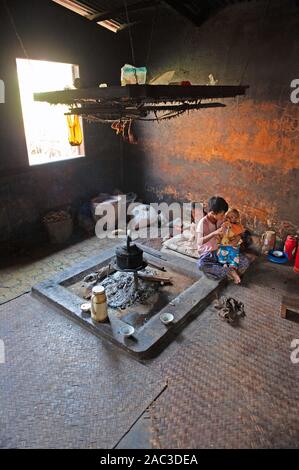 Une famille tribale Palaung accueil dans le petit village de pein Ne Bin, près de Kalaw Shan State, Myanmar Banque D'Images