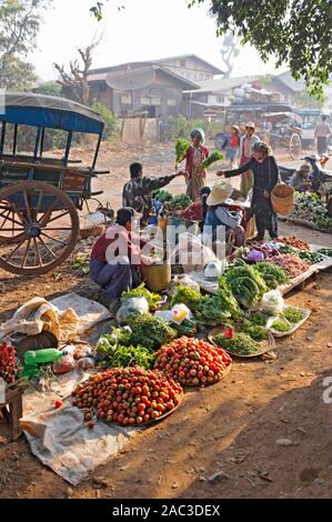 Place de marché vendant des produits et des produits secs à Heho Myanmar Banque D'Images