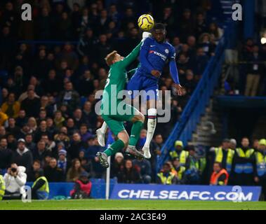 Londres, Royaume-Uni. 30Th Nov, 2019. West Ham United, David Martin et Chelsea's Fikayo Tomori au cours de Premier League anglaise entre Chelsea et West Ham United à Stanford Bridge Stadium, Londres, Angleterre le 30 novembre 2019 : Crédit photo Action Sport/Alamy Live News Banque D'Images