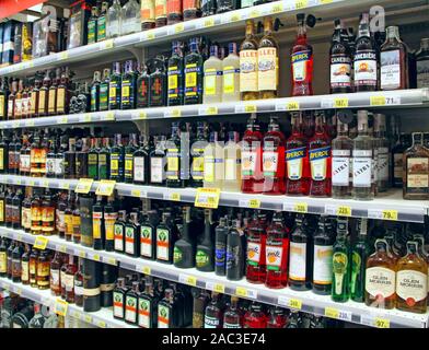 Cognacs, vodka, de liqueurs et autres boissons alcoolisées sur les rayons des supermarchés. Large sélection de boissons alcoolisées en bouteilles en boutique. Boisson alcoolisée Banque D'Images