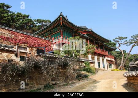 Les bâtiments de style traditionnel coréen sur le territoire de Jeondeungsa Ganghwa Temple-gun, Incheon, Corée du Sud Banque D'Images