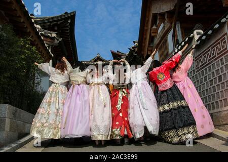 Les filles coréennes habillés en costume traditionnel hanbok de Bukchon Hanok Village, à Séoul, Corée du Sud Banque D'Images