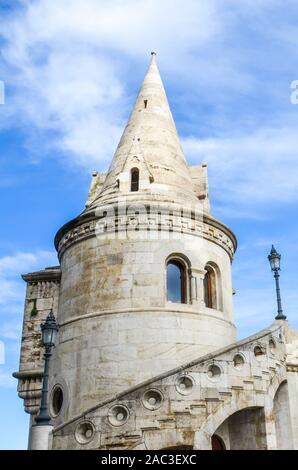 Bastion des pêcheurs à Budapest, Hongrie. Une des tours avec un escalier ronde. Lieu touristique majeur de la capitale hongroise. Conte de fées, monument construit en style néo-roman. Banque D'Images