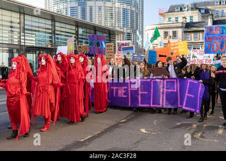 Extinction les manifestants de la Brigade rouge de Rébellion sur le changement climatique se rassemblent dans le centre de Bath City avec la campagne de l'Alliance climatique pour les jeunes de Bath pour l'action. ROYAUME-UNI Banque D'Images