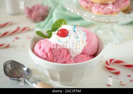 La photographie de la nourriture d'un restaurant de style années 50, bol de crème glacée à la menthe, bonbons et des beignes Banque D'Images