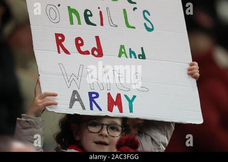 Stoke On Trent, Royaume-Uni. 30Th Nov, 2019. Un jeune fan Stoke City montre son soutien à Stoke City manager Michael O'Neill au cours de l'EFL Sky Bet Championship match entre Stoke City et Blackburn Rovers au stade de bet365, Stoke-on-Trent, en Angleterre. Photo par Jurek Biegus. Usage éditorial uniquement, licence requise pour un usage commercial. Aucune utilisation de pari, de jeux ou d'un seul club/ligue/dvd publications. Credit : UK Sports Photos Ltd/Alamy Live News Banque D'Images