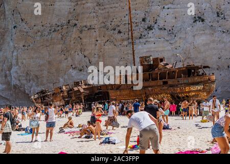Zakynthos, Grèce - 20 août 2019 : les touristes l'été midi en face de rusty abandonné le navire à Shipwreck Bay la plage de navagio Banque D'Images