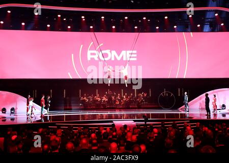 Bucarest, Roumanie. 30Th Nov, 2019. Football, tirage au sort pour le championnat d'Europe de Football 2020 au Parc des Expositions Romexpo. Les artistes de l'artiste le groupe 7 DOIGTS (Les 7 doigts de la main) au programme de spectacle avec la publicité pour le lieu de Rome dans l'arrière-plan sur l'écran, derrière elle l'Orchestre symphonique de Bucarest joue. L'UEFA EURO 2020 aura lieu dans douze pays du 12 juin au 12 juillet 2020. Crédit : Christian Charisius/dpa/Alamy Live News Banque D'Images