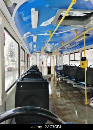 Voyager avec un tramway vide en hiver. Déplacement en tramway vide - transport urbain en Russie Banque D'Images