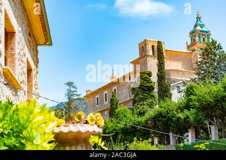 Cathédrale Santa Catalina Thomas à Valldemossa sur une journée ensoleillée en juin avec ciel bleu Banque D'Images