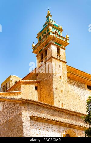 Cathédrale Santa Catalina Thomas à Valldemossa sur une journée ensoleillée en juin avec ciel bleu Banque D'Images