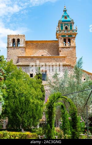 Cathédrale Santa Catalina Thomas à Valldemossa sur une journée ensoleillée en juin avec ciel bleu Banque D'Images