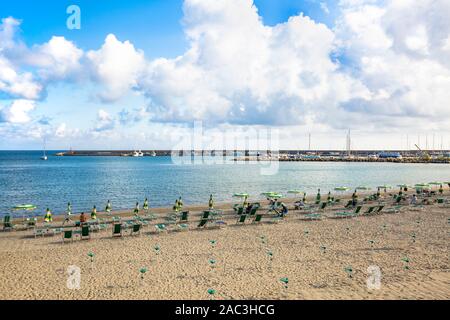 Ligurie, Sanremo, Italie, 29/09/2019 - Port de San Remo avec groupe de touristes se détendre sur la plage de la côte Ligure dans la mer Méditerranée. Billet d Banque D'Images