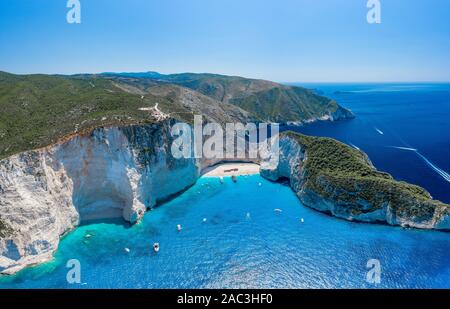 Panorama aérien drone abattu d'extrémité nord de Zakynthos avec plage de Navagio et disponibles dans la mer Ionienne Banque D'Images