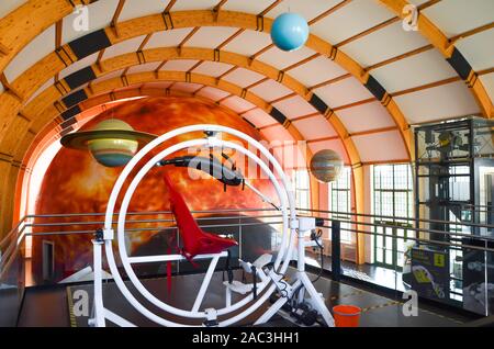 Plzen, République tchèque - Oct 28, 2019 : appareil Gyroscope 3D en planétarium dans Techmania science center. L'exposition faite pour sensibiliser les gens à l'astronomie et de ses principes par des jeux. Modèles de planètes. Banque D'Images